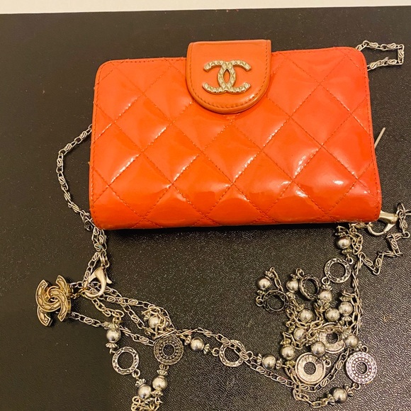 Chanel patent quilted diamond  crossbody. - Picture 1 of 16